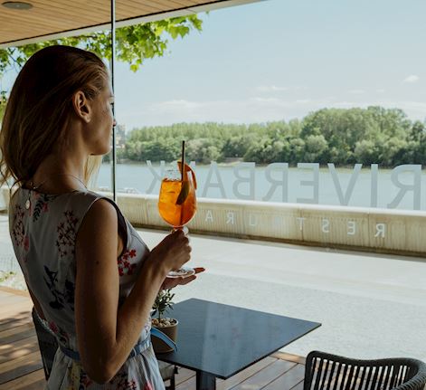 RIVERBANK Restaurant letná terasa