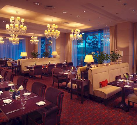 RIVERBANK Restaurant interiér